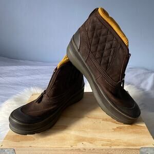 Clarks Muckers Insulated Quilted Waterproof Ankle Boots Womens US 8